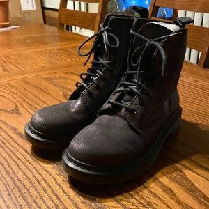 Doc Martens Pascal sz 9 leather black textured shine